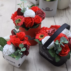 Blumenstrauß in Korb - Reiches Rot - Klein