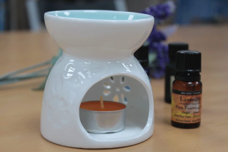 Classic-White-Oil-Burner-Floral-with-Teal-Well-1