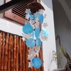 Windspiel aus Kokosnuss und Capiz - Blaue und Weiße Sterne - 30cm