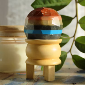 Fasettert Healingkule med Edelstener Og Stativ - Seven Chakra