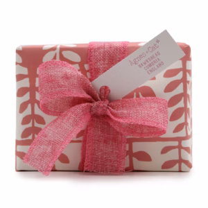 Set de Regalo: Bomba de Baño de Peonías & Té y Rosas + Vela de Café & Nueces