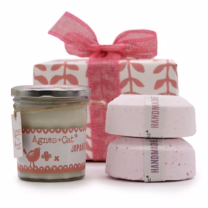 Set de Regalo: Bomba de Baño de Peonías & Té y Rosas + Vela de Café & Nueces