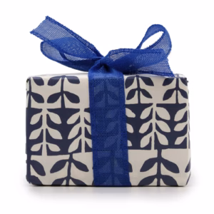 Geschenkbox - Parma Violet Kerze + Meersalz & Moos & Dolly Blue Badebombe