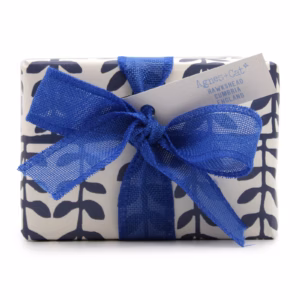 Geschenkbox - Parma Violet Kerze + Meersalz & Moos & Dolly Blue Badebombe