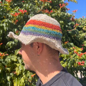 Handstickad Festivalhatt av Hampa & Bomull - Regnbåge