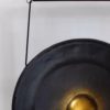 Gran Gong de Meditación en Soporte Marrón Antiguo - 80cm - Negro - Imagen 4