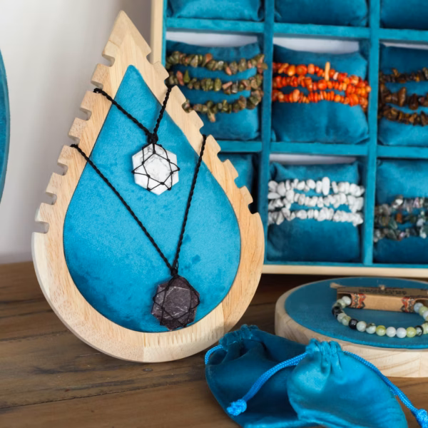 Large Teardrop Necklace Display  26x18cm - Image 4