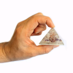 Med Orgonite Pyramid 55mm Gemchips og Kobber