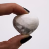 Pose med 12 Mellomstore Afrikanske Tromlede Stener - Hvit Howlite - Magnesitt - Bilde 2
