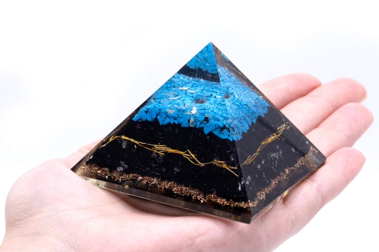 Orgonite-Pyramid-Turqoise-and-Black-Tourmaline-70-mm