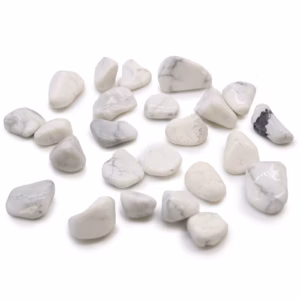 Pose med 24 Små Afrikanske Tromlede Stener - Hvit Howlite - Magnesitt