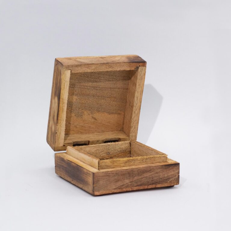 Small-Enameled-Square-Box-10x10x4
