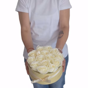 Sæbeblomst Gavebuket - 14 Cremefarvede Roser - Rund