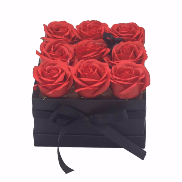Gåvoset med Tvålblommor - 9 Röda Rosor - Kvadrat