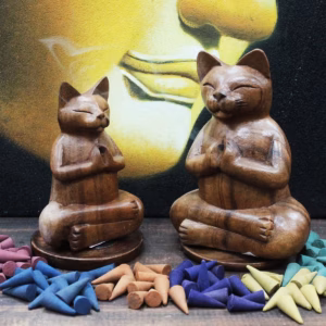 Røgelsesbrændere i Udskåret Træ - med Yoga Cat